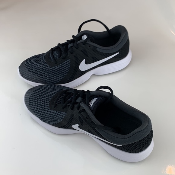 NWT! Nike  Revolution 4 (WIDE) GS 6 Youth - Picture 7 of 11